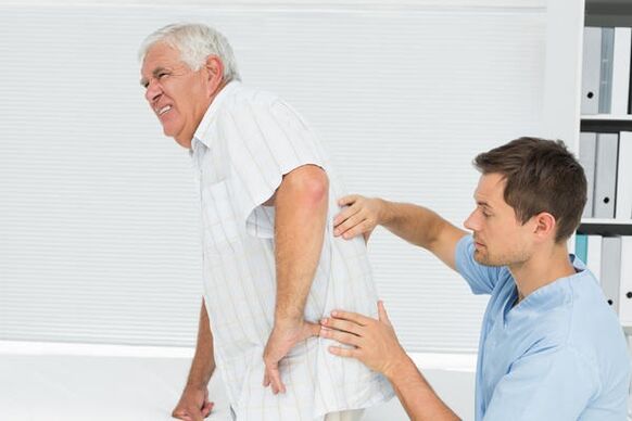 Gados vecs pacients ar sāpēm muguras lejasdaļā, ko apmeklējis ārsts