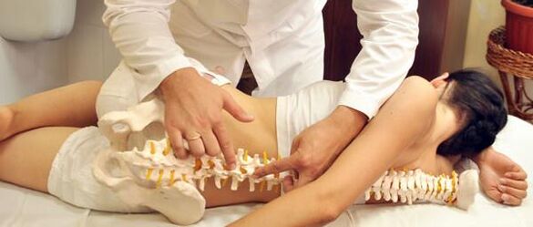 ārsts parāda mugurkaula osteohondrozi